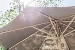 Brafab Reggio Sonnenschirm Ø300 Cm, Taupe -Einrichtungsgeschäft brafab reggio holzsonnenschirm 3m 10
