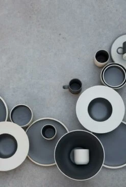 ByOn Fumiko Plate 25,6x2 Cm, Beige/Black -Einrichtungsgeschäft byon fumiko plate 256x2 cm beige black 1