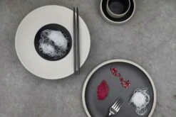 ByOn Fumiko Plate 25,6x2 Cm, Beige/Black -Einrichtungsgeschäft byon fumiko plate 256x2 cm beige black 2