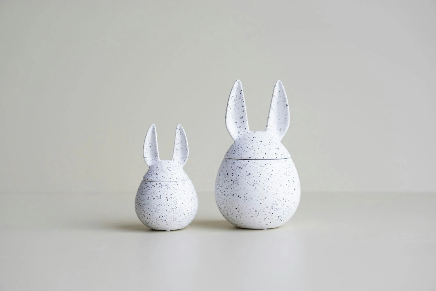 DBKD Eating Rabbit Easter Egg Large, Dot 2 DBKD Eating Rabbit Easter Egg Large, Dot – Bild 2