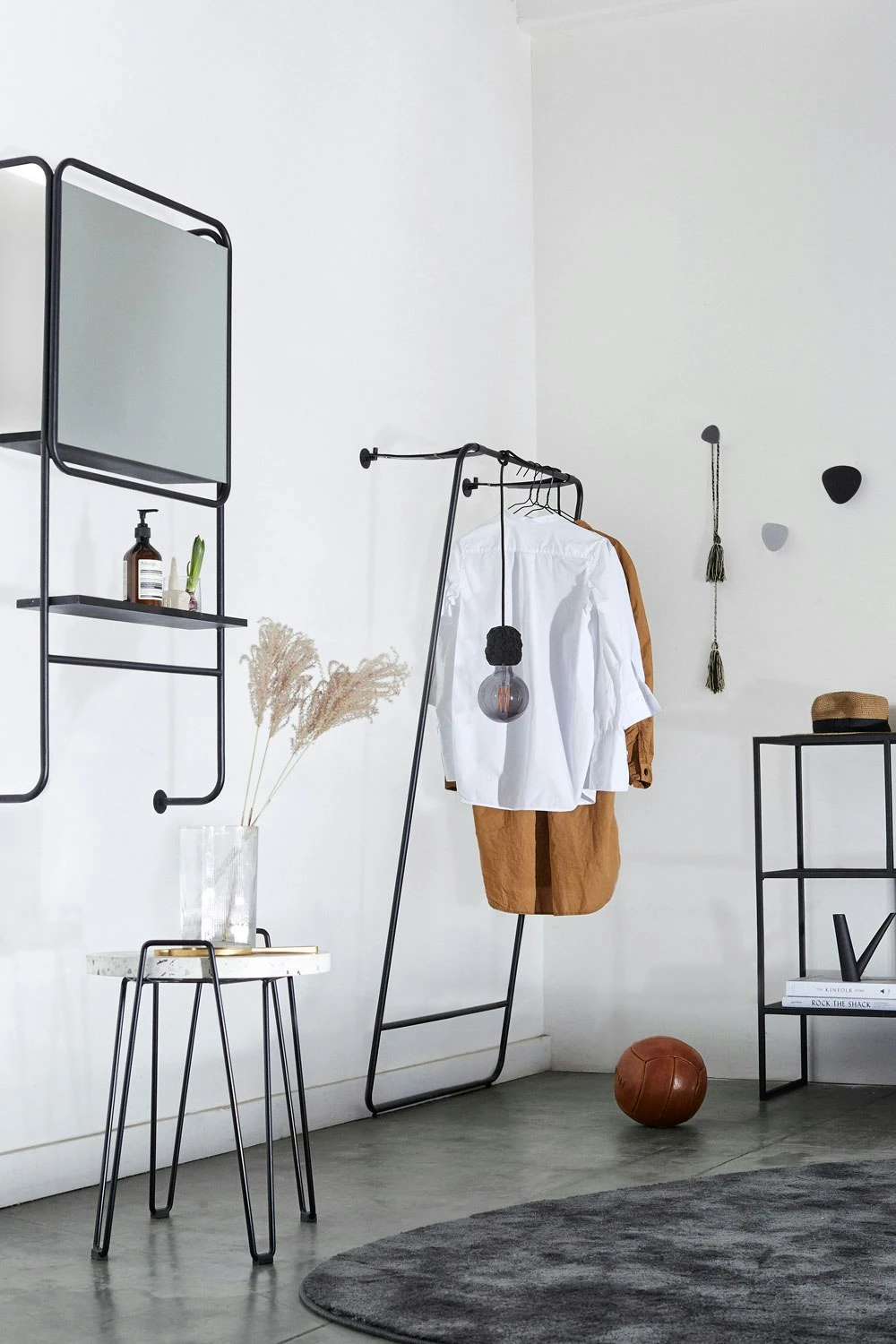 Muubs Copenhagen Garderobe 160x75 Cm, Schwarz Metall 2 Muubs Copenhagen Garderobe 160x75 Cm, Schwarz Metall – Bild 2