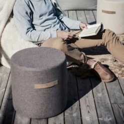 Shepherd Sara Round Wool Pouf 40x40cm, Black -Einrichtungsgeschäft shepherd sara round wool pouf 40x40cm black 1