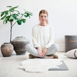 Shepherd Sara Round Wool Pouf 40x40cm, Black -Einrichtungsgeschäft shepherd sara round wool pouf 40x40cm black 2